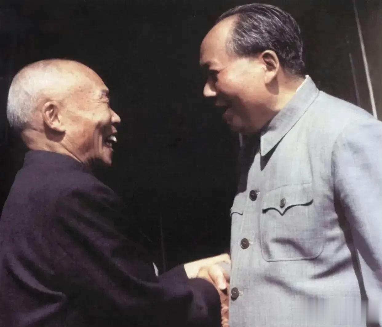 相逢一笑泯恩仇，曾经不共戴天的仇敌，如今变成了朋友。
下图是1966年国庆节，毛