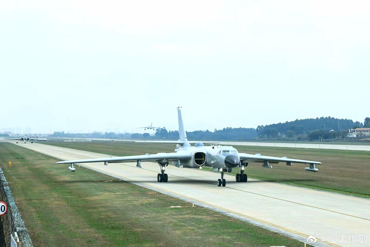 八挂架的轰六J轰炸机，原来属于海军航空兵的，现在都已交给空军了。这玩意以前最主要
