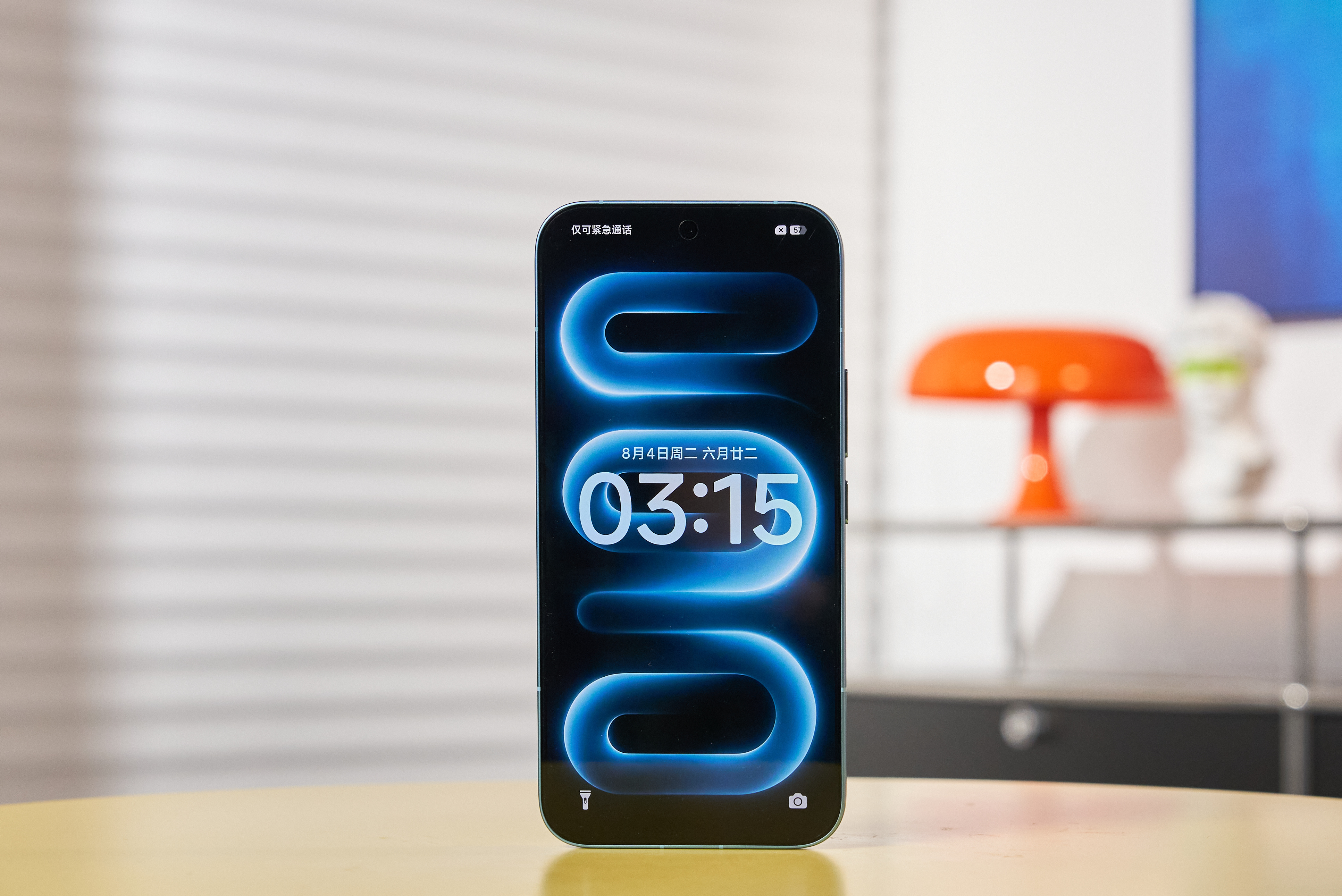 我们拿到了 REDMI K100 Pro Max 的追风蓝配色外观方面沿用了上一