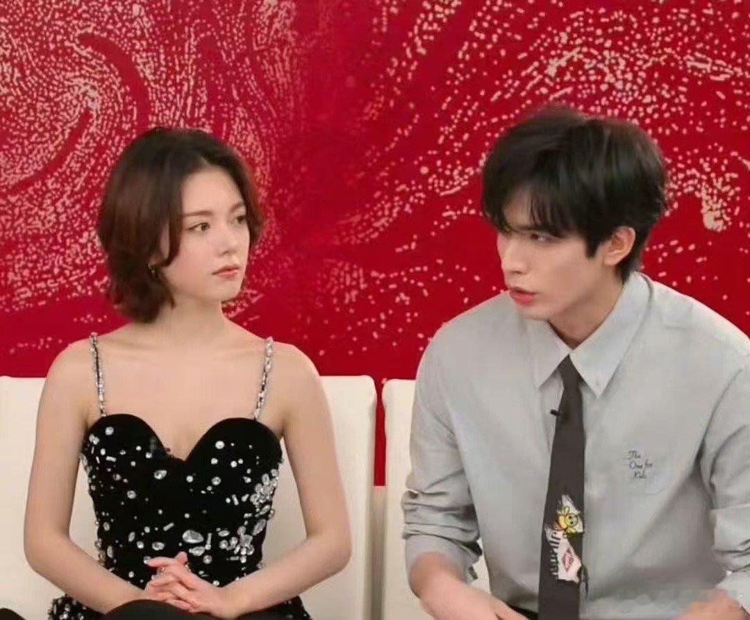 李佳琦演我嗑龙麦龙麦新年发糖太甜，宋威龙祝福赵今麦秒应，李佳琦嗑到上头 