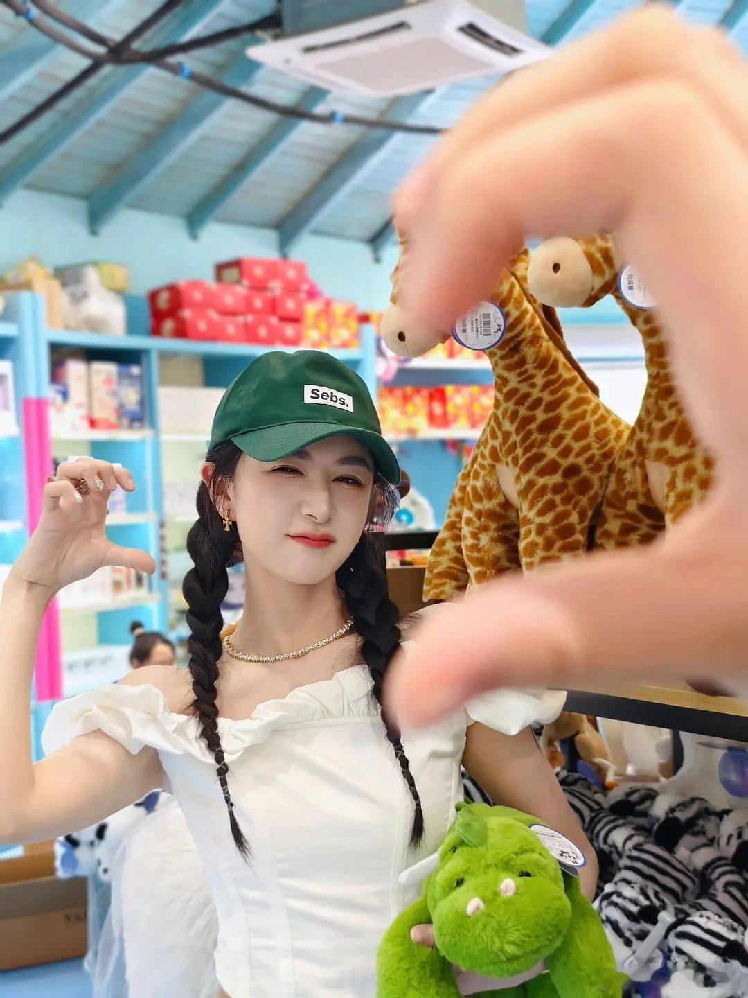 猜猜这是谁，一开始我还以为李兰迪呢 ​​​