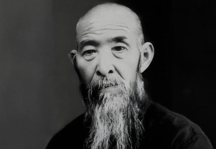 1918年，北京中山公园。一个叫康泰尔的俄国大力士摆了三天擂台，号称"世界第一"