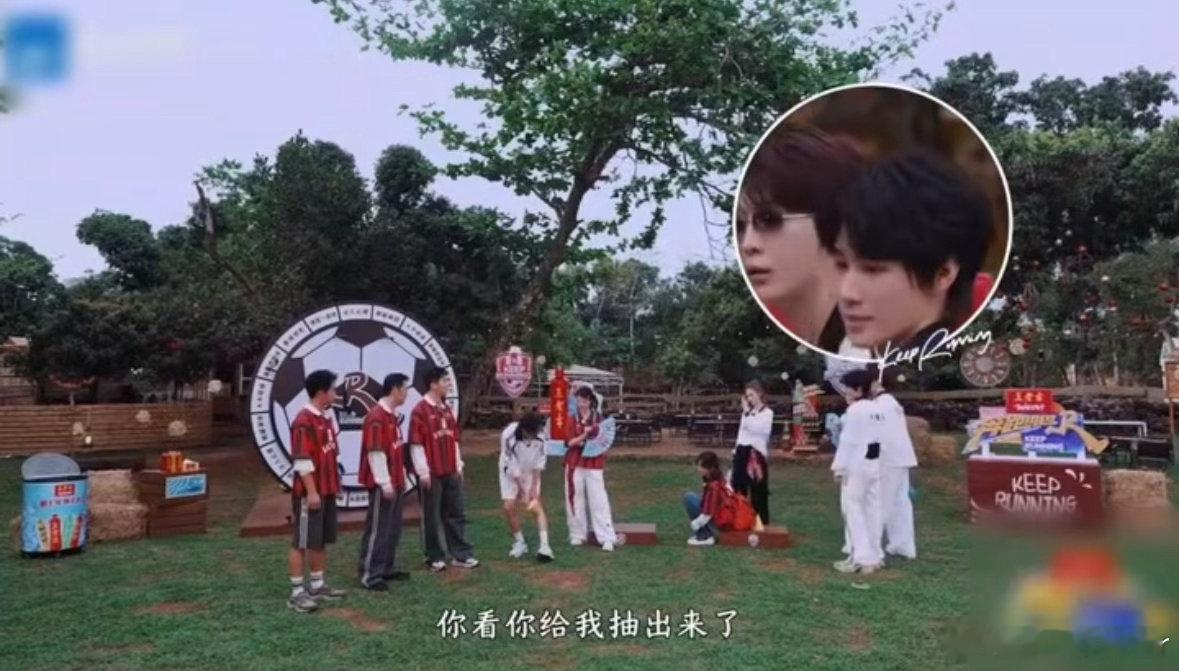 范丞丞张真源俩显眼包的默契剧本都写不出范丞丞张真源的默契魏大勋随口调侃被抽腿泛红