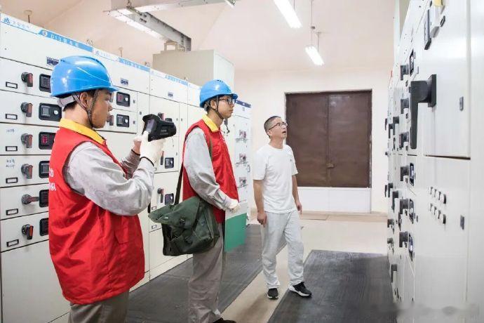 台州临海暖心护航高考全城温情护航，满城善意相伴，为逐梦学子筑牢安心考场。 