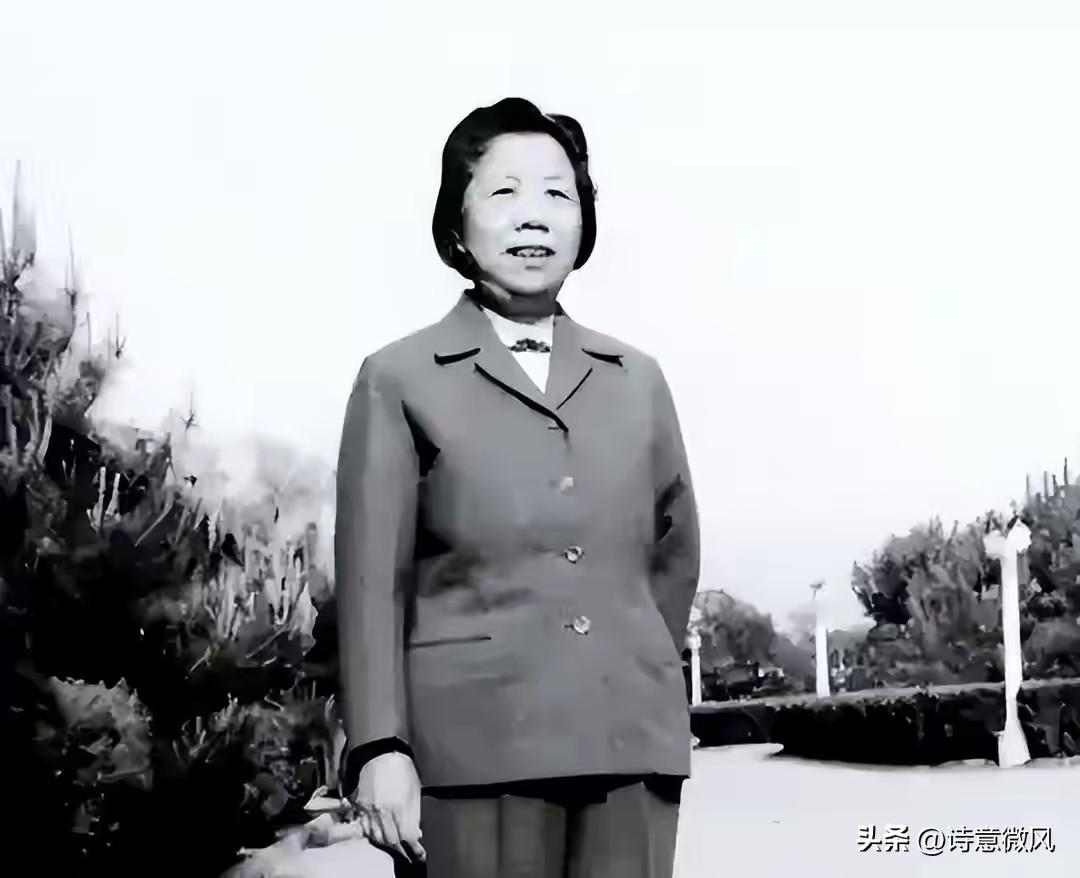 晚年邓颖超回忆：当年母亲看恩来的第一眼时，就说这人绝对靠得住。
 
这句看似平常