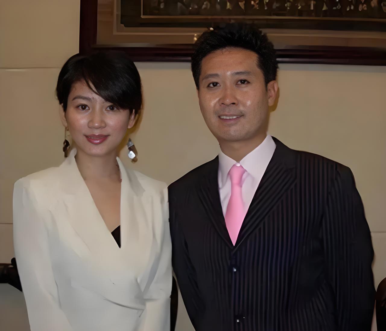 1996年，王小丫和大学老师吕成功走到一起，婚后，吕成功下海经商，王小丫选择北漂