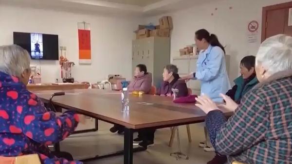 想要睡个好觉，核心在于顺应生物钟。专家提出的“黄金4小时”（23时至凌晨3时）不