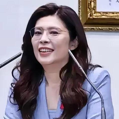 台湾知名作家雁默近日发文直言，不管你认不认同郑丽文的政治路线，都无法否认一个事实