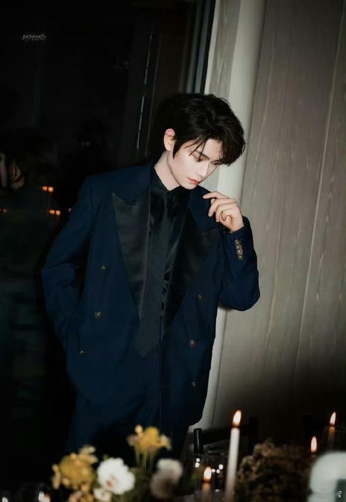 丁禹兮回应狐厂面对外界热议的热度下滑话题，丁禹兮从容回应，一句我继续努力尽显谦逊