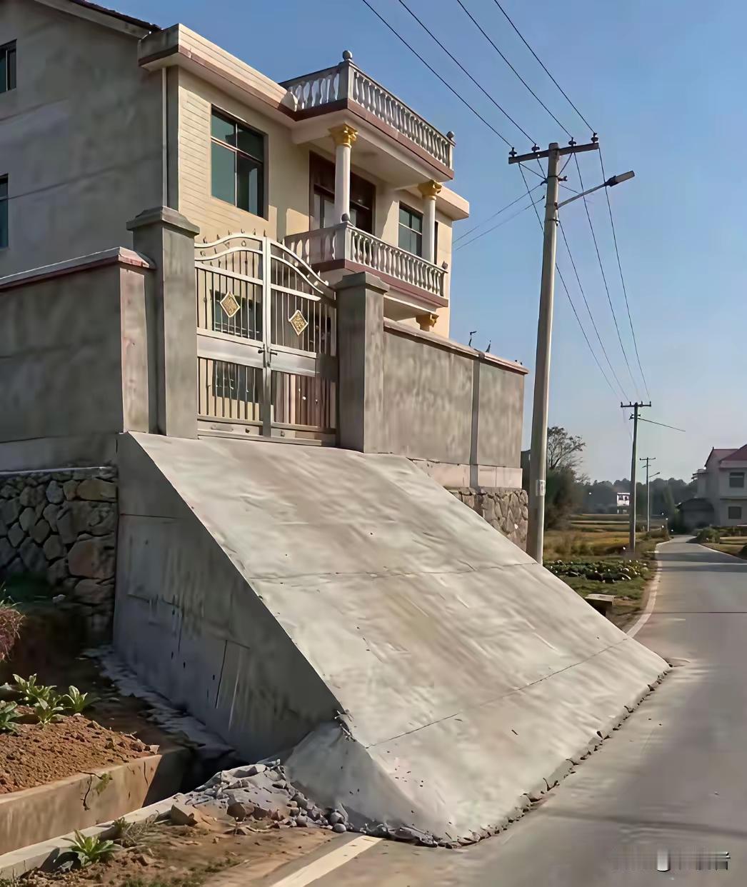 这楼房地基起的太高，高于地面两三米吧，从而导致大门也很高，大门到地面抹了个坡，不