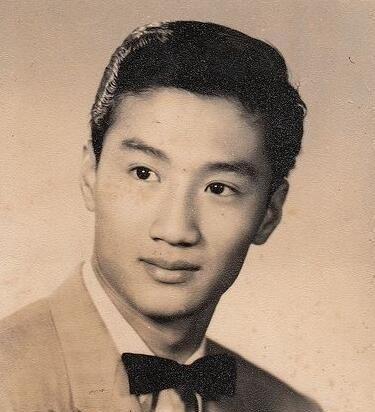 有的人从年轻到老年，面容在发生很大的变化，比如著名的演员谢贤就是这样，年轻时五官