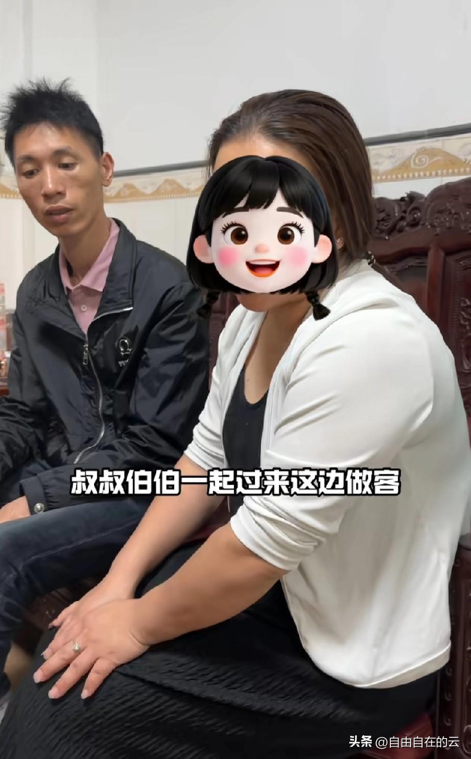 可能是看了网友的建议，李鑫发视频拿出姐姐和那边的叔叔、伯伯给的礼物，有坚果、茶叶