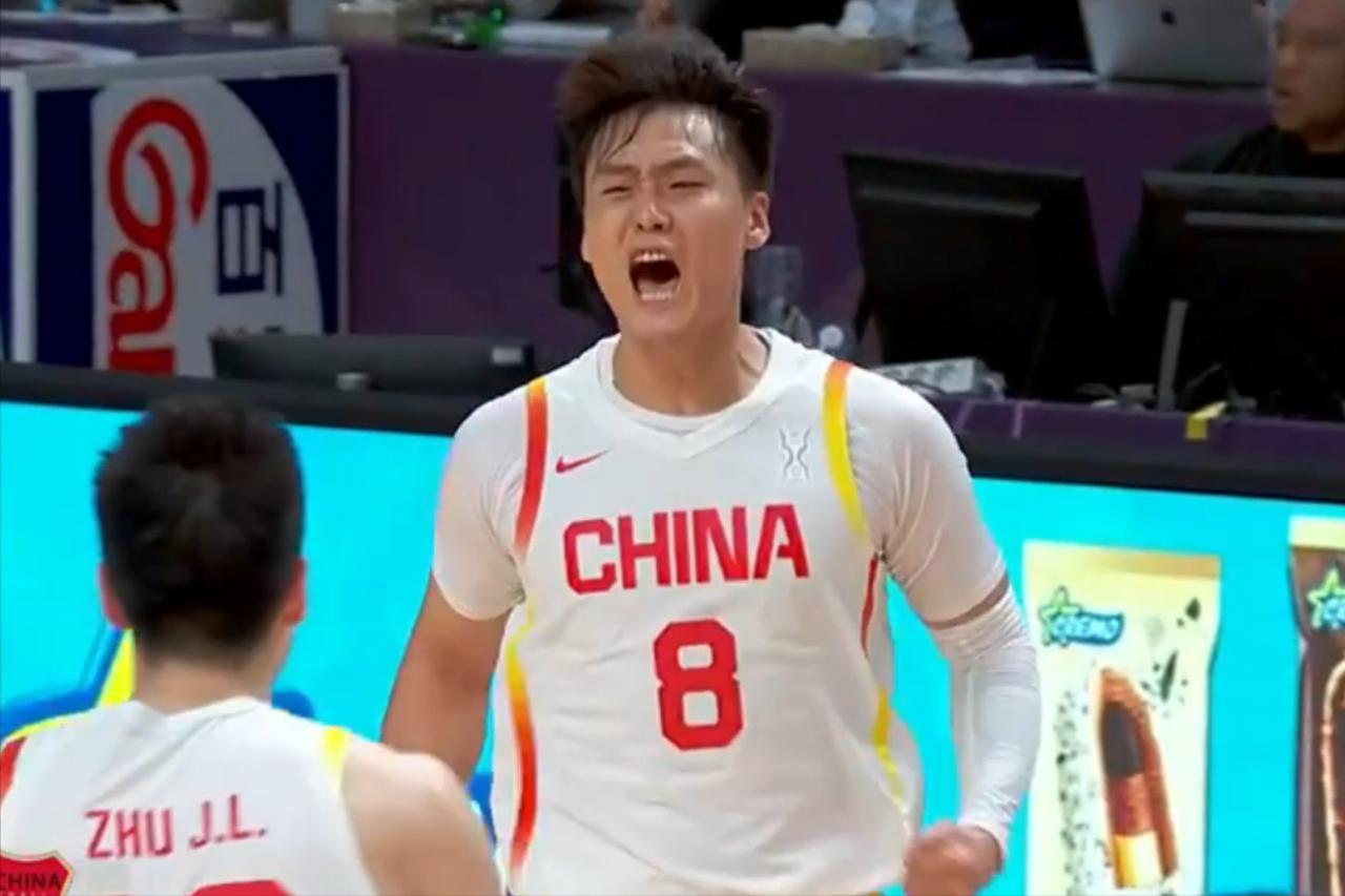 首功之臣！赵睿11投7中，三分球8投5中，送出6次助攻，砍下全场最高24分。
