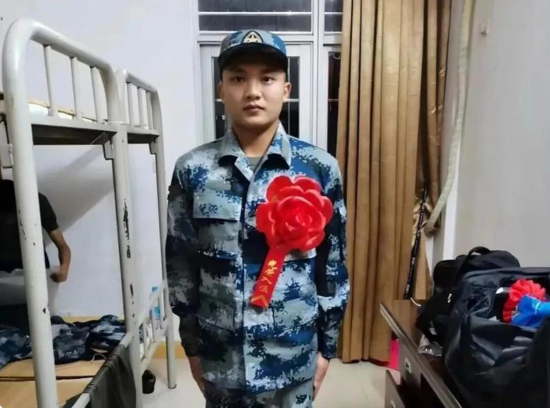 同样来自广东肇庆，一个三次入伍，另一个当兵一个月就闹着要离开部队，差别咋这么大呢