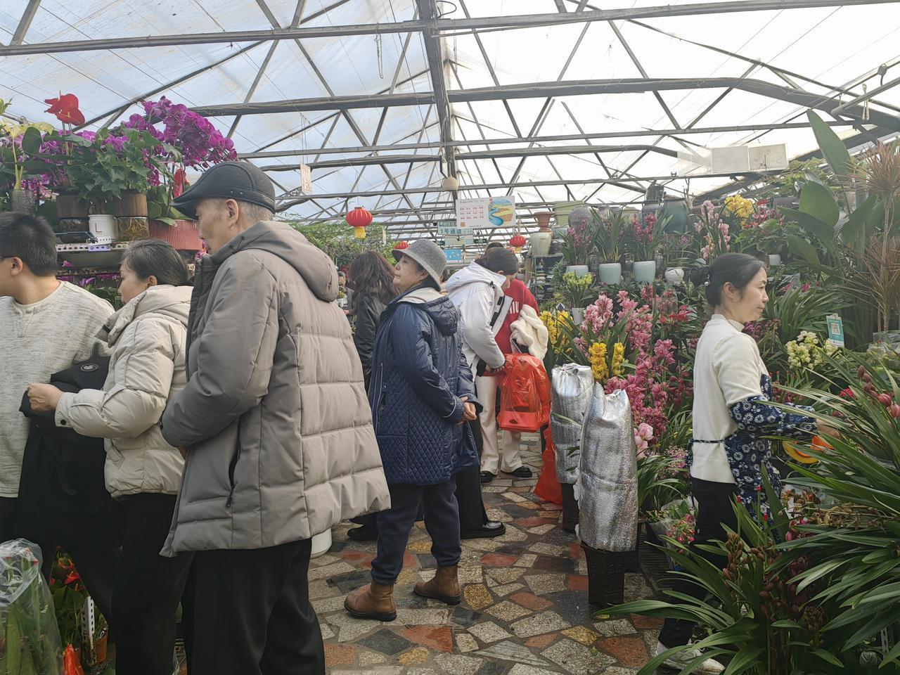 乌鲁木齐北园春市场，公交一停就上下一大批人，尤其是上车的人大包小包带着采购到的各
