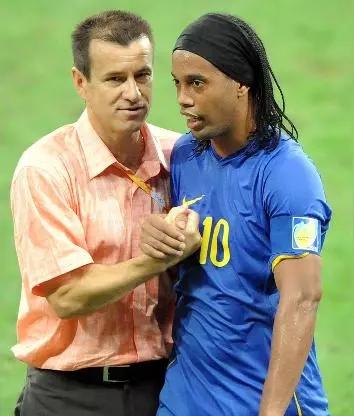 世界杯比赛要来了，而巴西队安帅选球员进国家队却成了球迷们热议的话题。
     