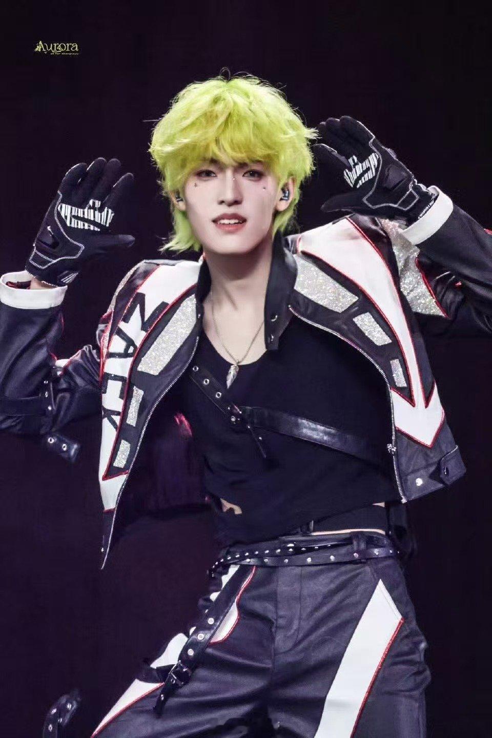 张泽禹solo舞台设计从灯光到走位到镜头语言，全程电影质感。张泽禹不是在表演，是