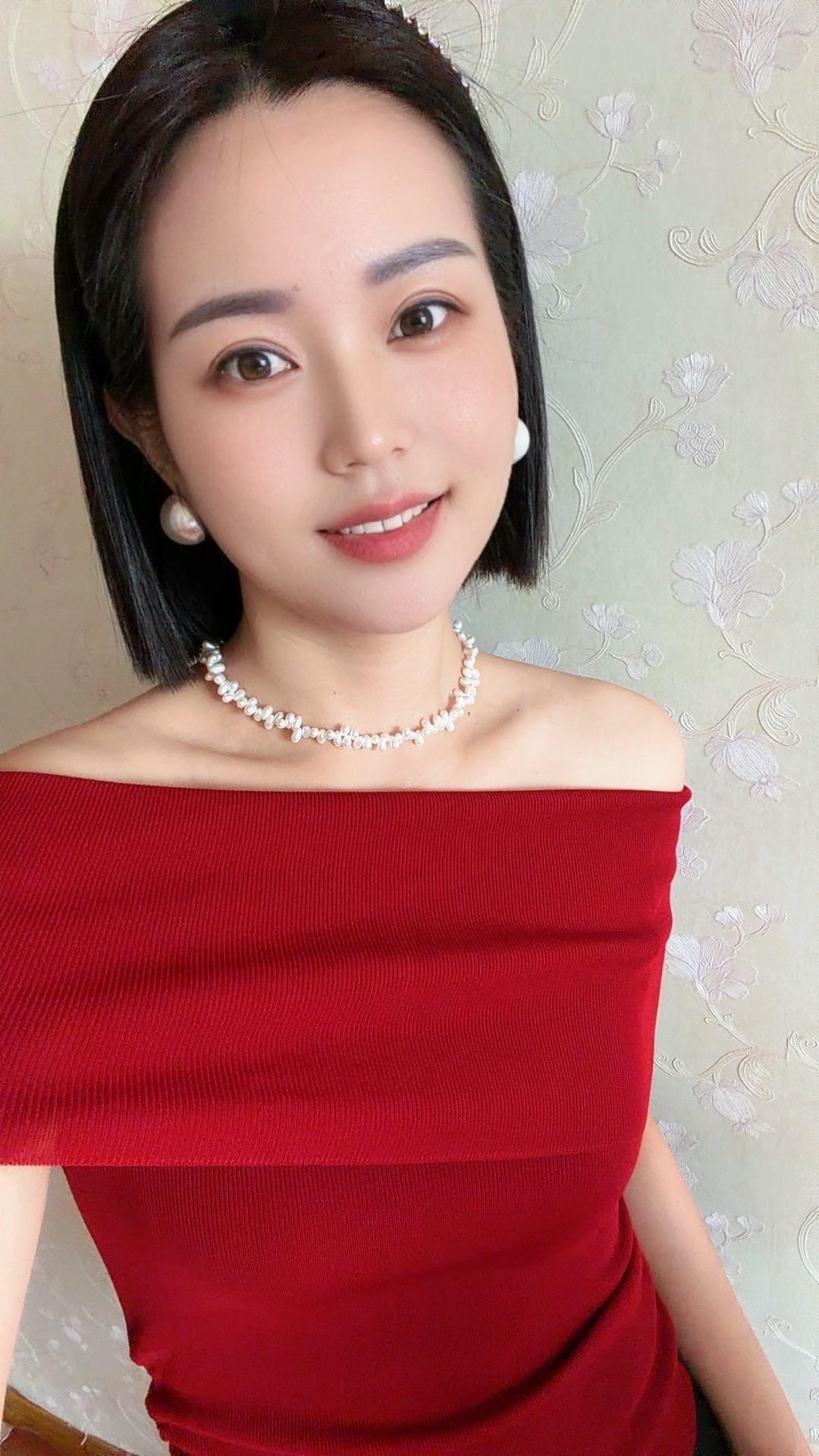 她留短发 淡的 身上茉莉花的香～