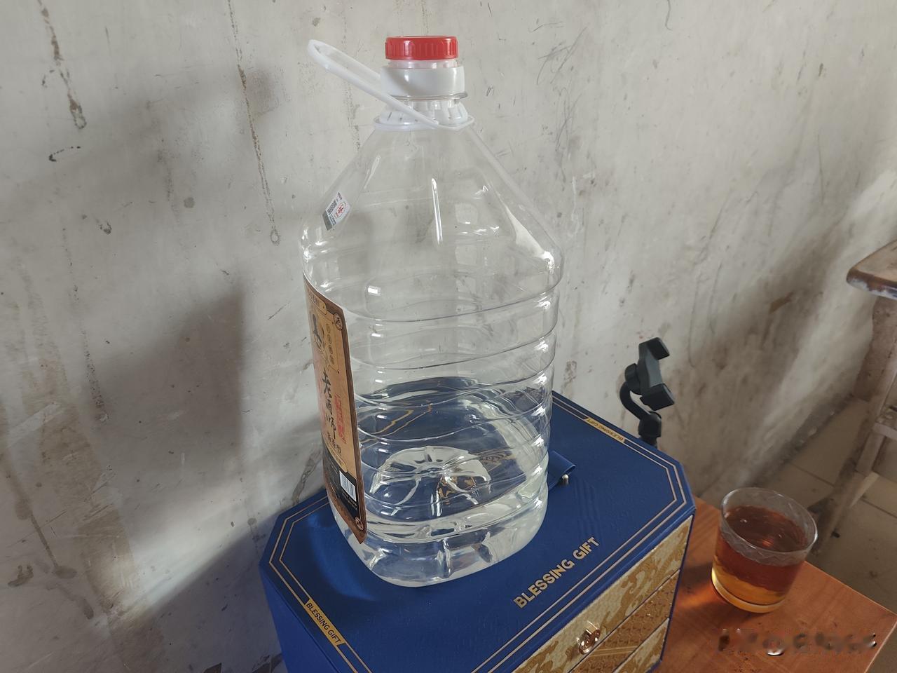 大年初六了，望着买的10斤一大桶53度白酒也快喝光了，我心里告诉自己：年要过完了