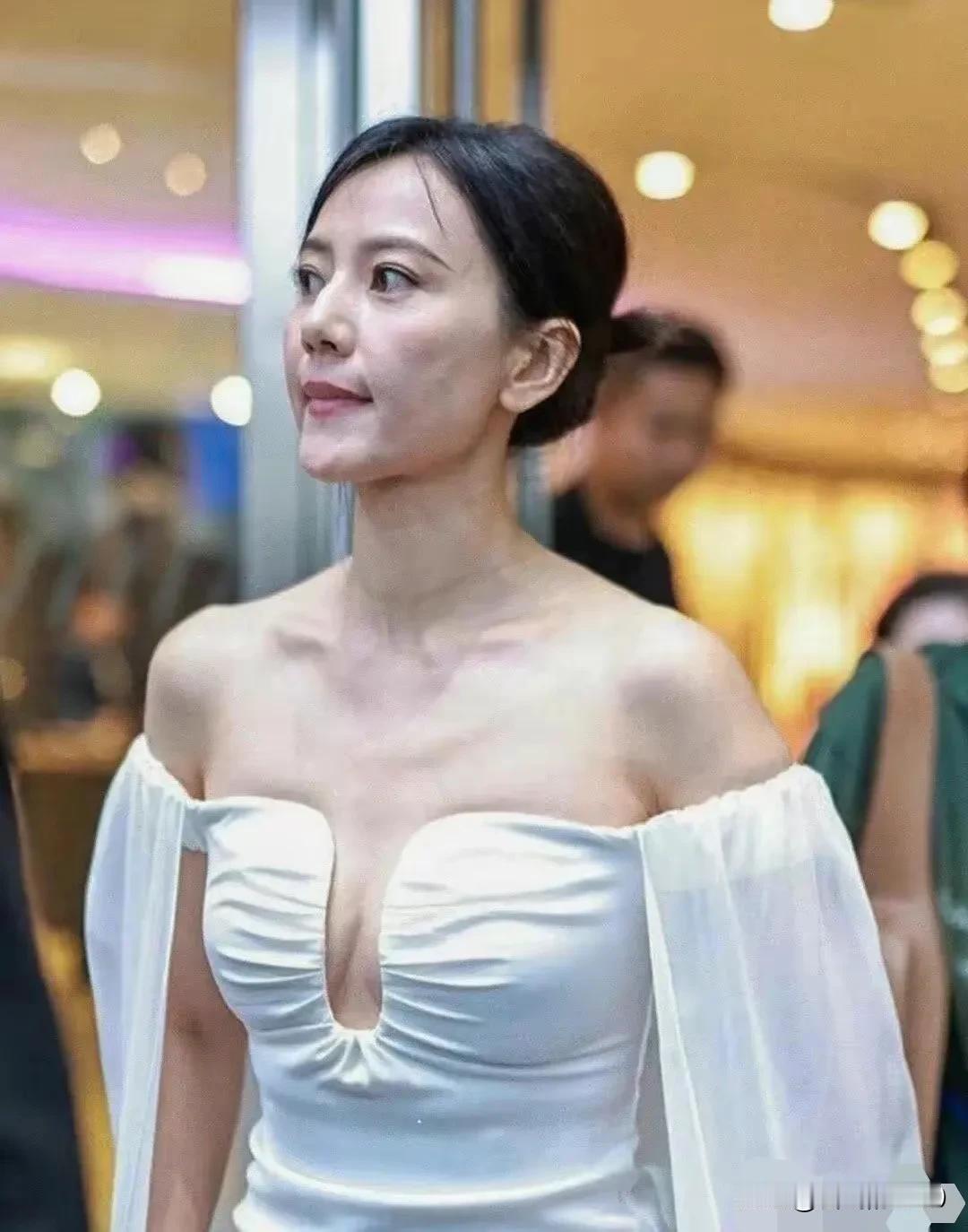 真的不是露的多就很美！个人觉得，高圆圆穿这条白色性感礼服，还没有普普通通的衬衫牛