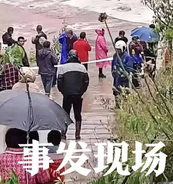三条鲜活的人命没了！四川宜宾，41岁父亲开农用三轮车接两个儿子放学。漫水桥头，警