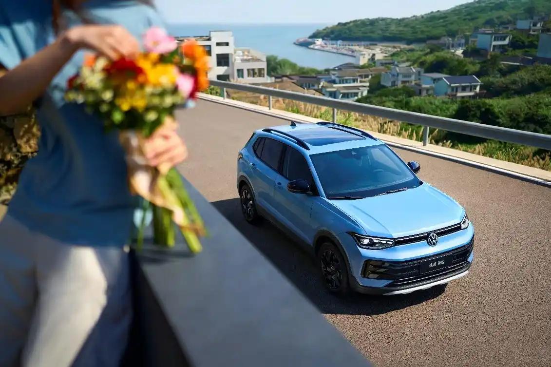 2026年的帷幕拉开，中国汽车市场并未迎来预期的暖阳。

在新能源汽车购置税政策