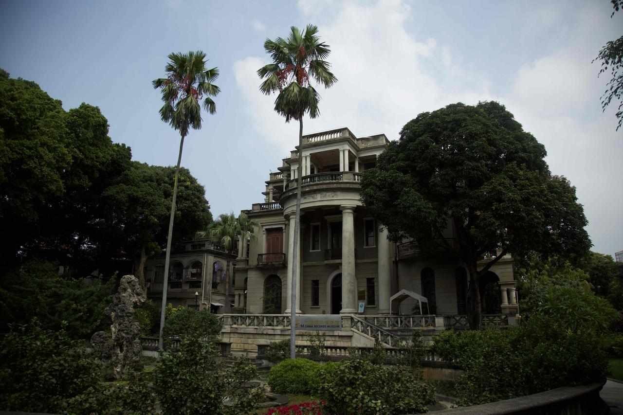 踏入这座老别墅的第一秒，空气就变了。留声机的铜喇叭静默着，黑胶唱片在昏黄灯光下泛