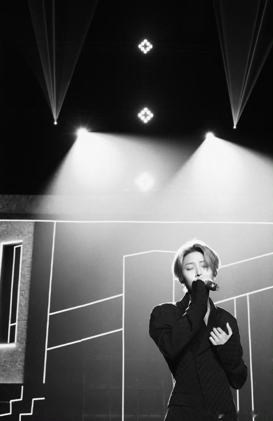 刘雨昕2025中国电影大数据荣誉之夜彩排照🈶，期待《至少还有你》舞台 ​​​