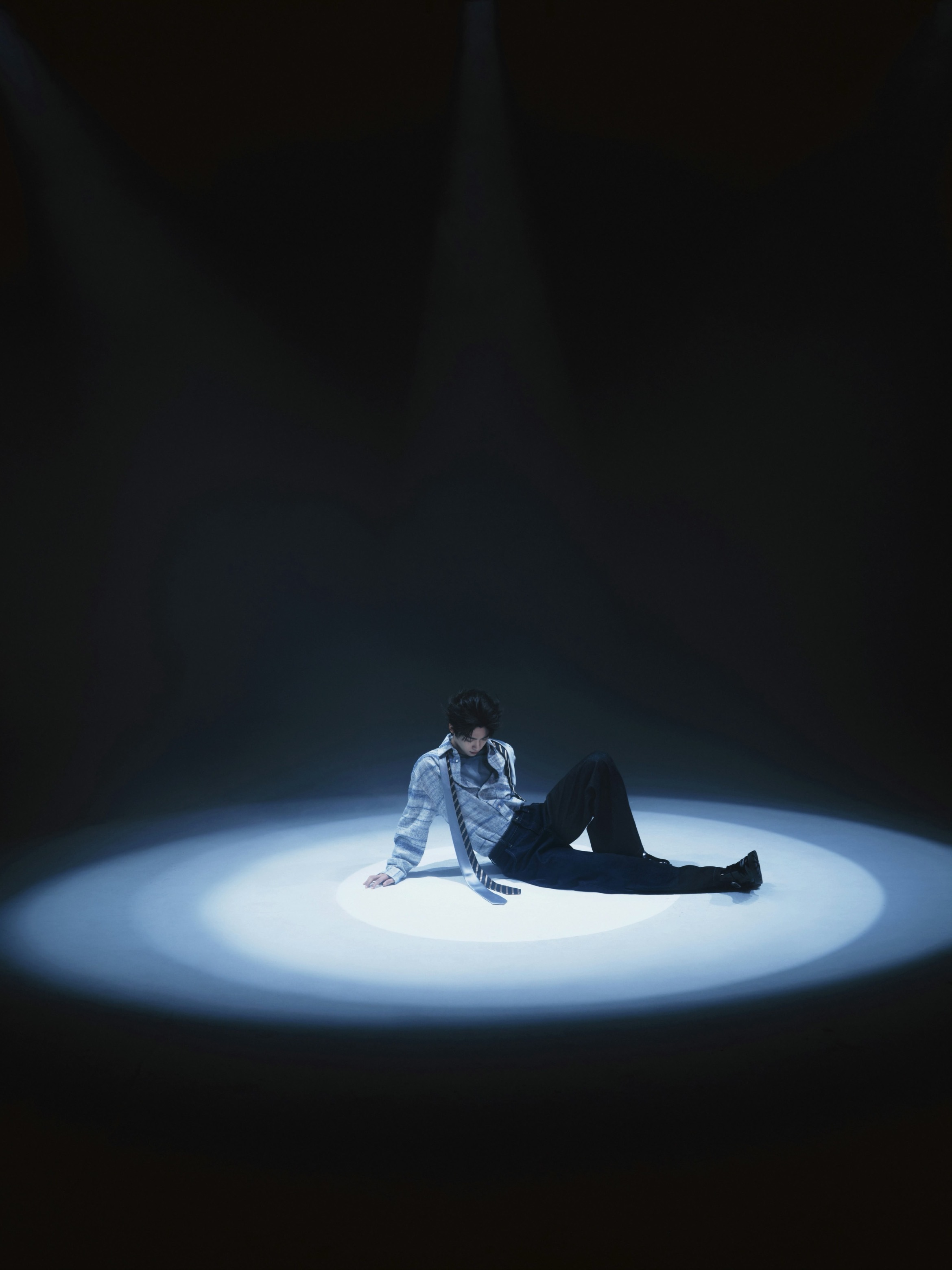 梓渝新歌蓝雾大片 梓渝新专先行曲《游向陆地的鱼》蓝雾大片～坠入这片蓝色迷雾！雾境
