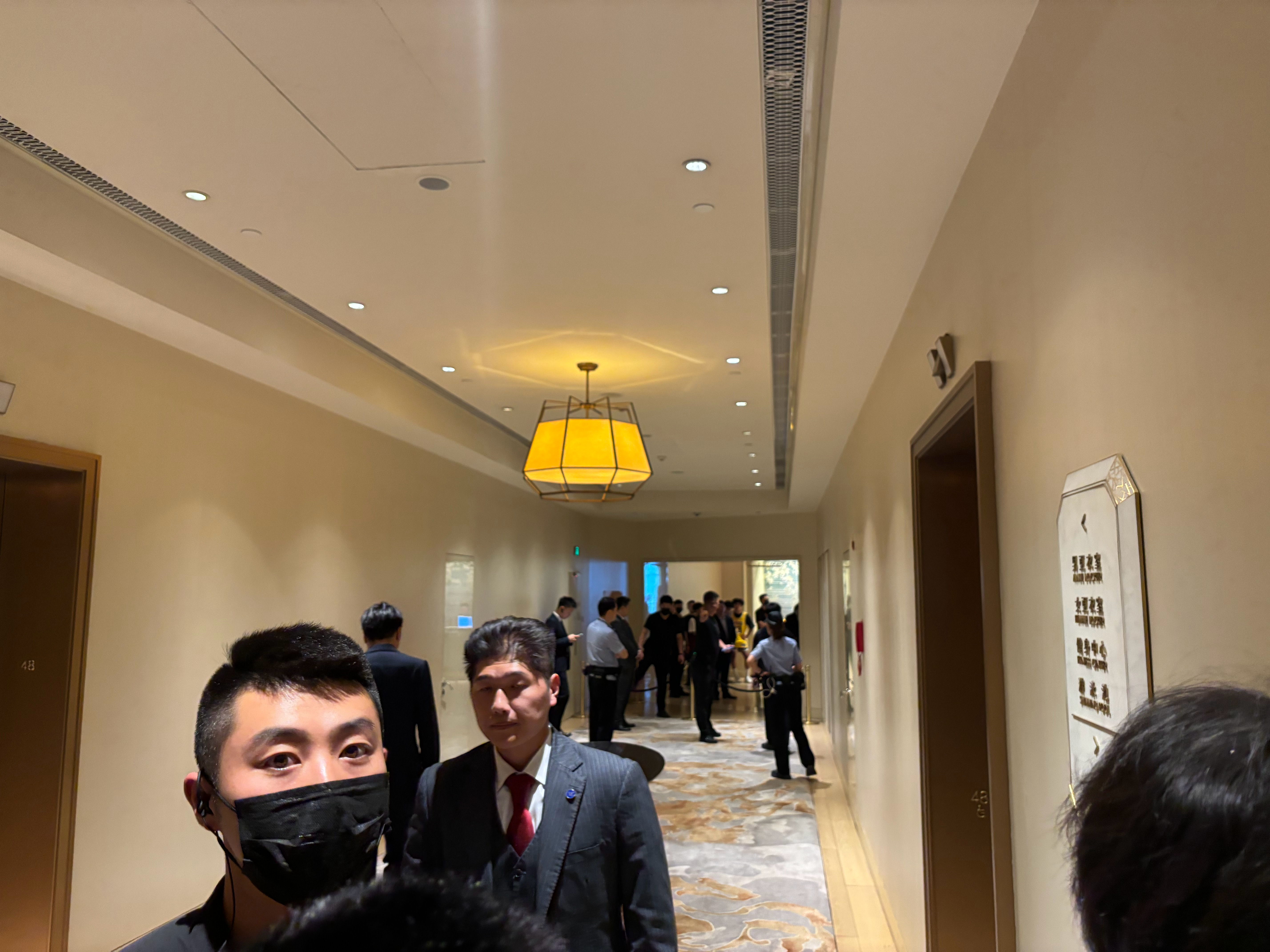 老詹目前在酒店健身房训练，整个一层已经被管控。无奈球迷只能使用电梯门战术与移动挡