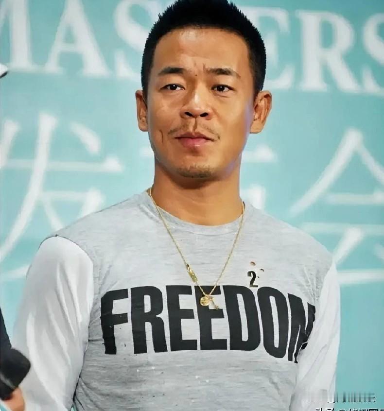 57岁的孙浩算是把娱乐圈的底层逻辑玩明白了，没公关没遮掩，当着镜头就把最真实的自