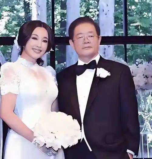 74岁刘晓庆被“身边人”掀了底裤！同居6年助理爆料：根本没离婚，百亿豪门只是空壳