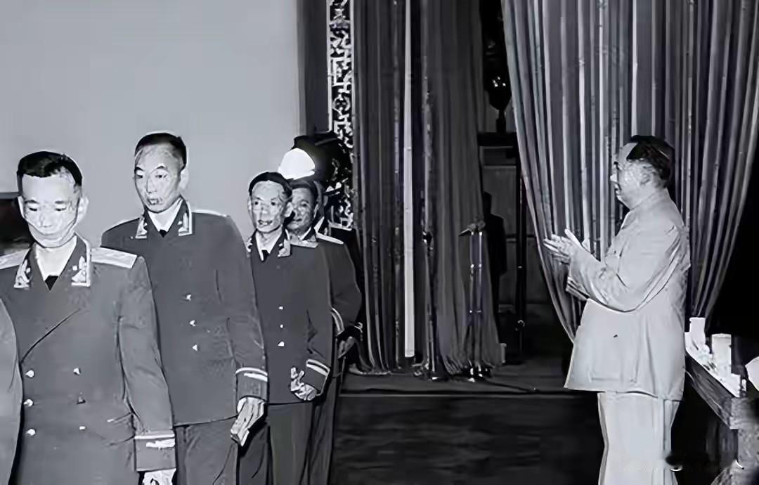 1955年授衔，38岁小伙成最年轻开国中将，朱老总笑着直呼：小鬼出息了
 
19