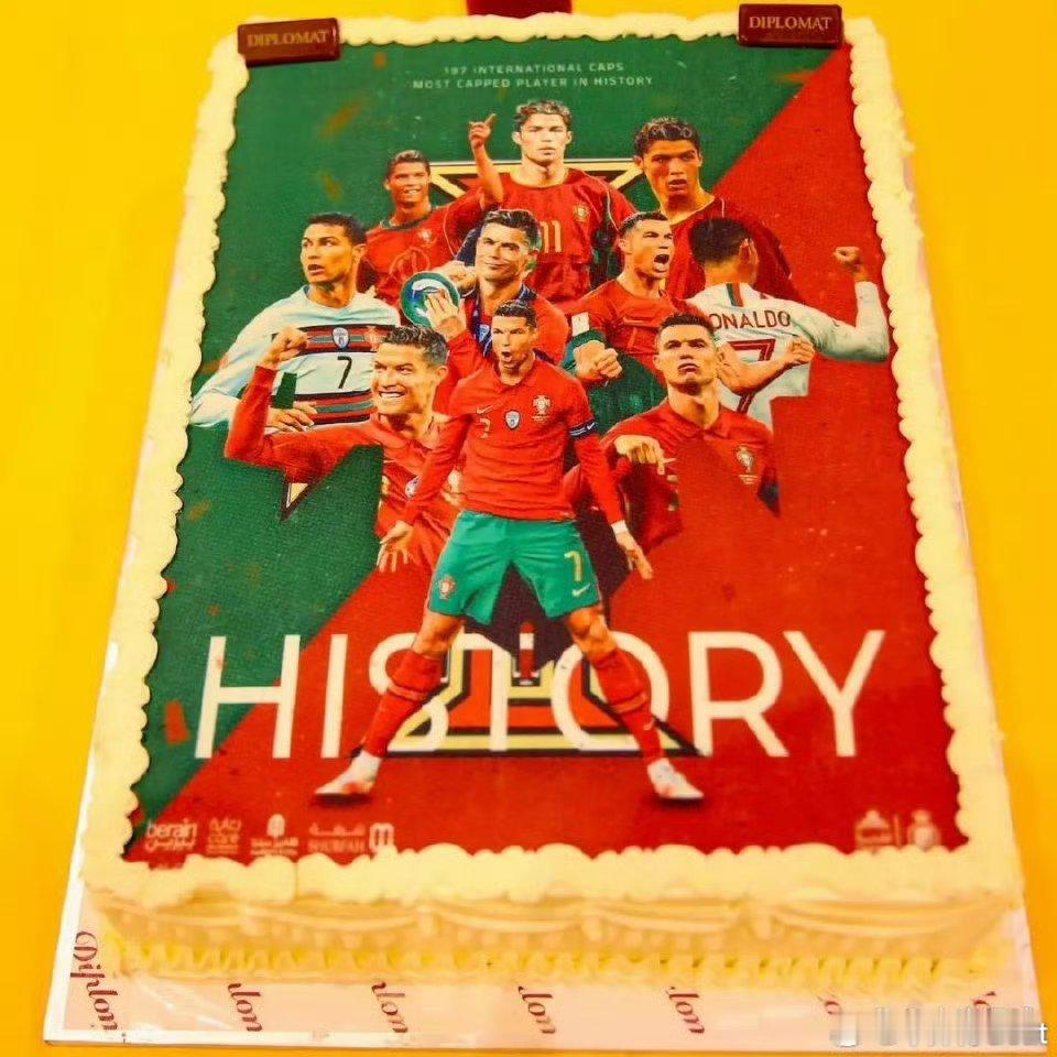 C罗 据诗意哥🔴C 罗此时正在俱乐部过生日塞梅多和西芒以及其他队友都在。 