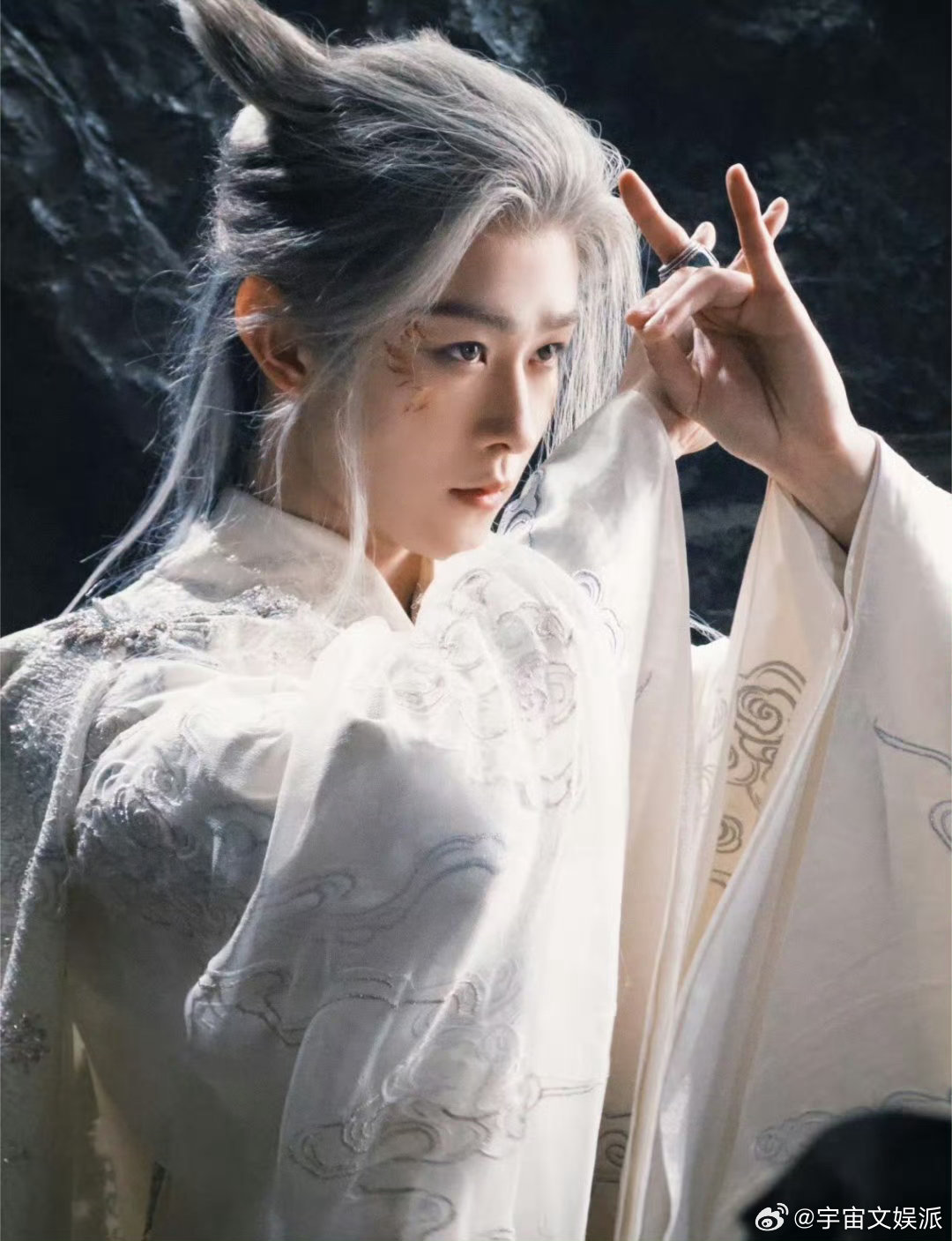 田嘉瑞月鳞绮纪出场镜头月鳞绮纪家人们！田嘉瑞《月鳞绮纪》屋顶出场太绝了！黑衣少侠