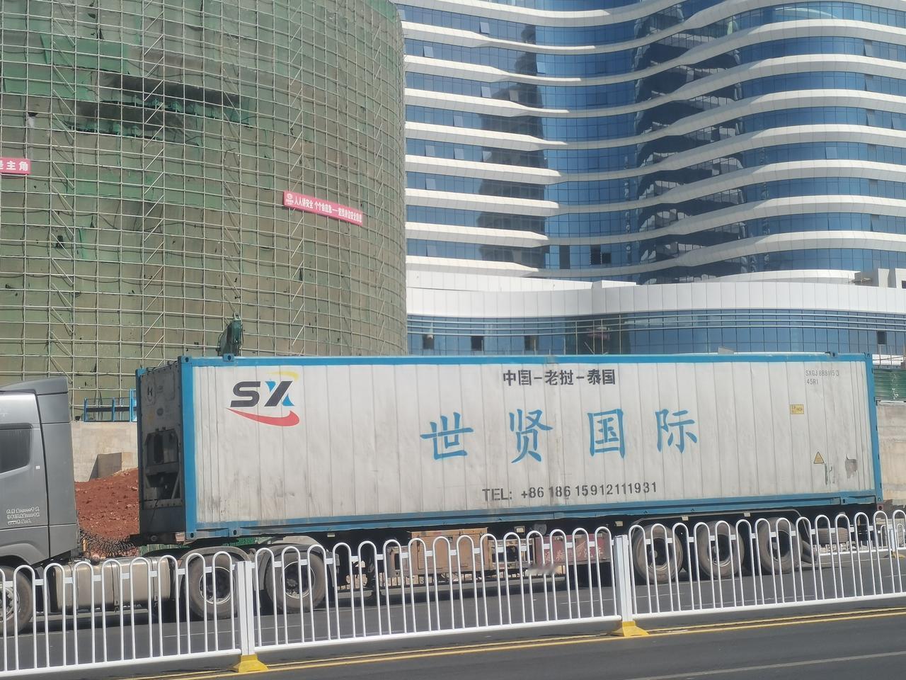 在昆明碰到过好多这种大货车（货柜式），从昆明开到目的地泰国等东南亚国家。
为什么