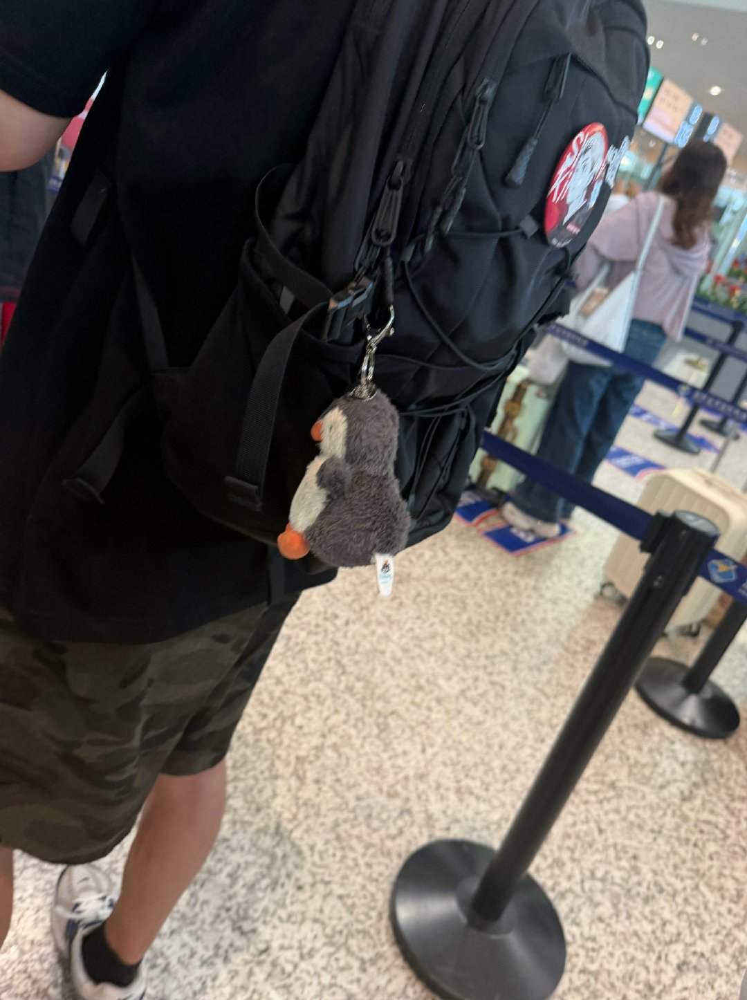 啊啊啊啊啊啊 排队的时候 前面的男生书包挂的是小企鹅