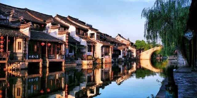 白墙墨顶，舟影波光，在薄雾的晕染下，浙江·西塘恰如一幅淡彩的宣纸画。 ​ ​​​