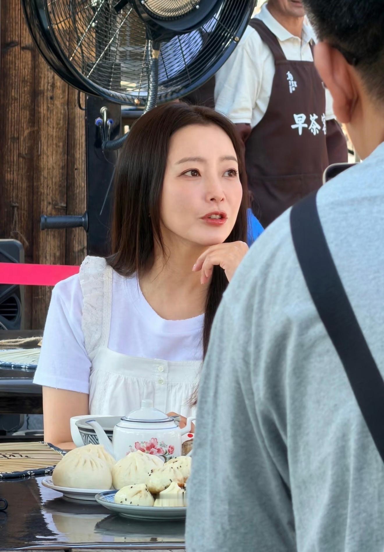 49岁金喜善还是这么漂亮，有一种甜美感7月31日，有网友在乌镇偶遇金喜善，49岁