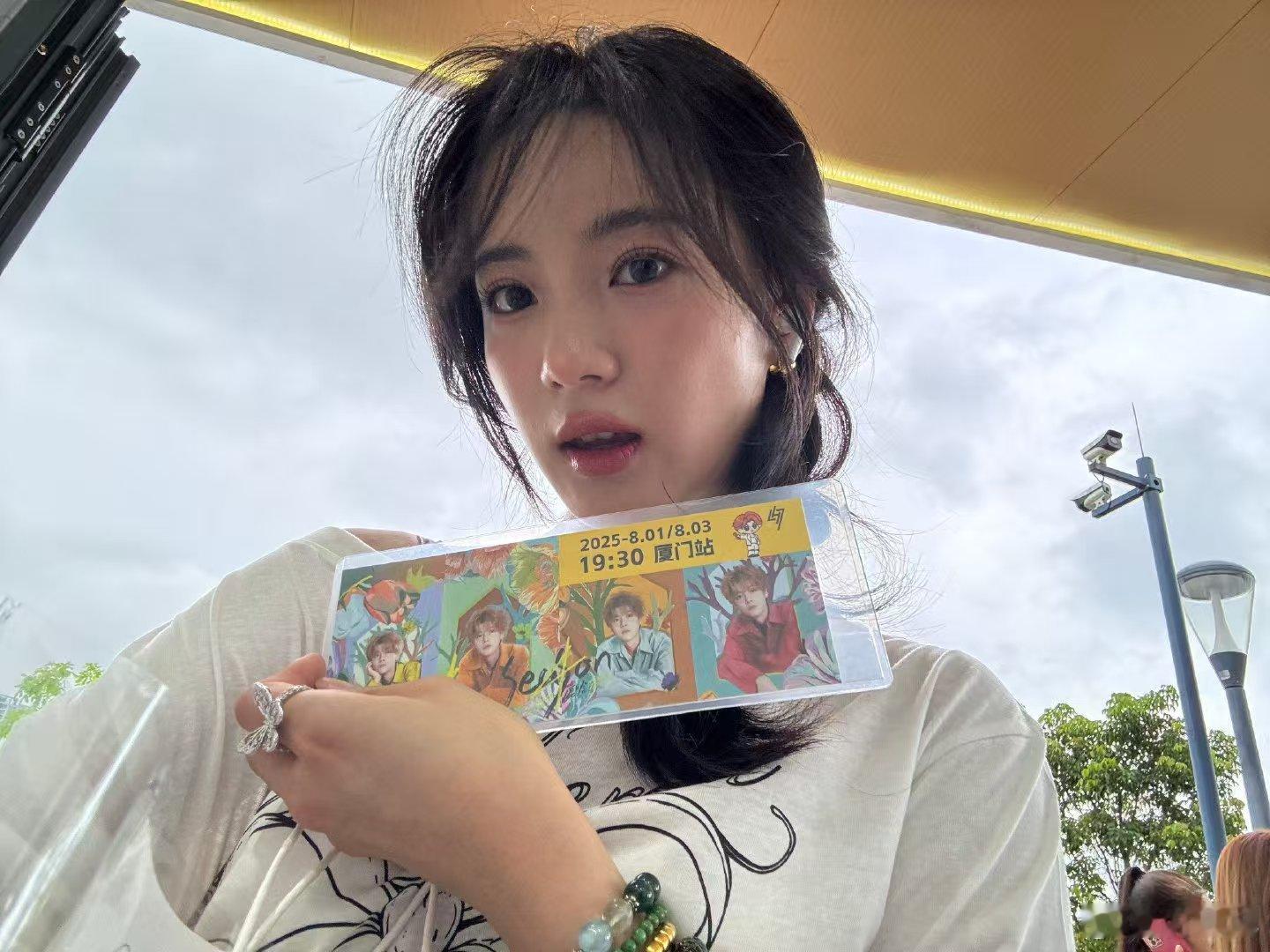 张雅钦鹿晗演唱会应援妆真的被张雅钦追星鹿晗的故事感动到！鹿晗的歌陪伴她度过了那些