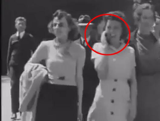 1938年，繁华的欧洲街头出现一件怪事，竟然出现一名漂亮的女子拿着手机打电话的场