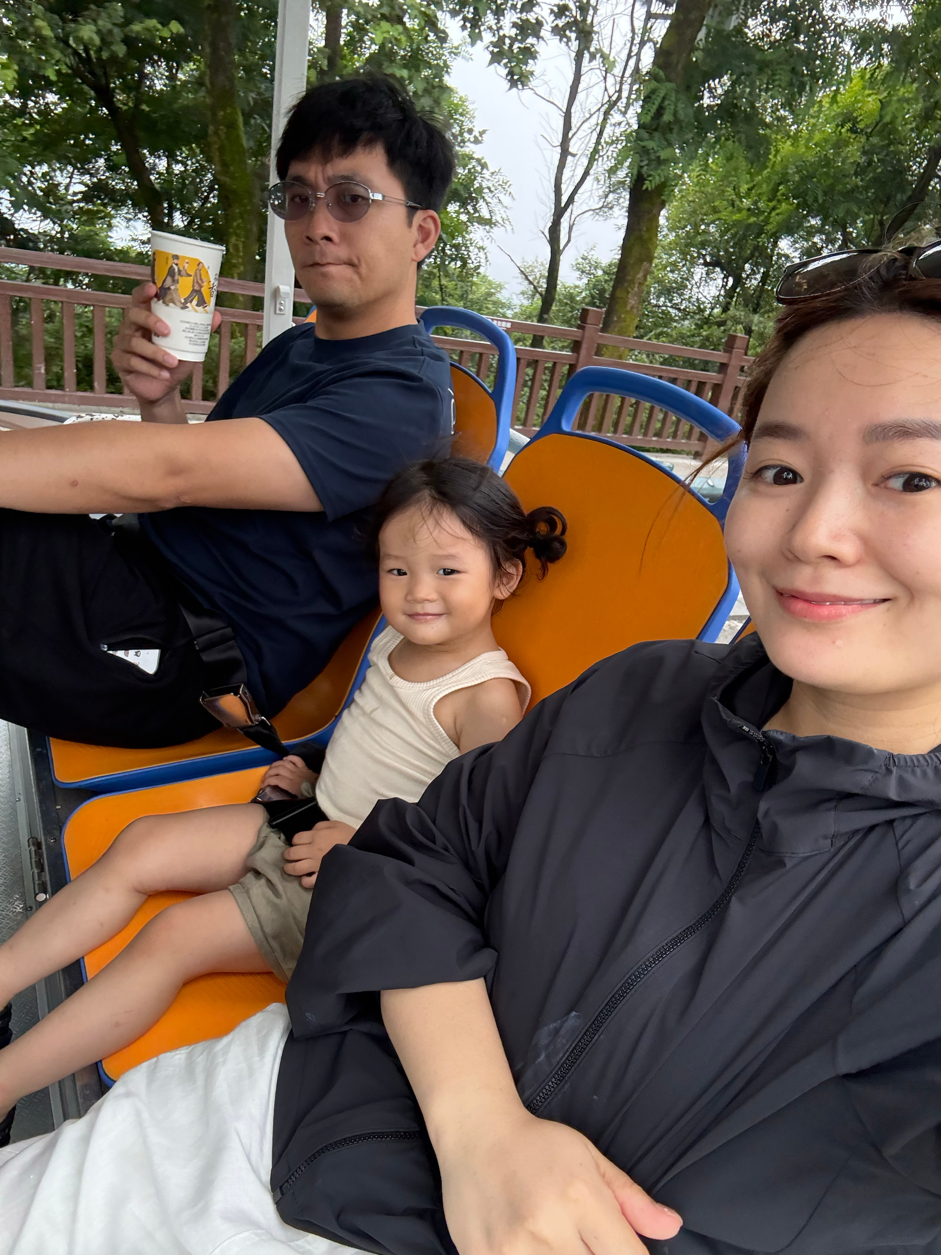 这张好玩 三个人的小表情😊 我女鹅和我小时侯简直一模一样 