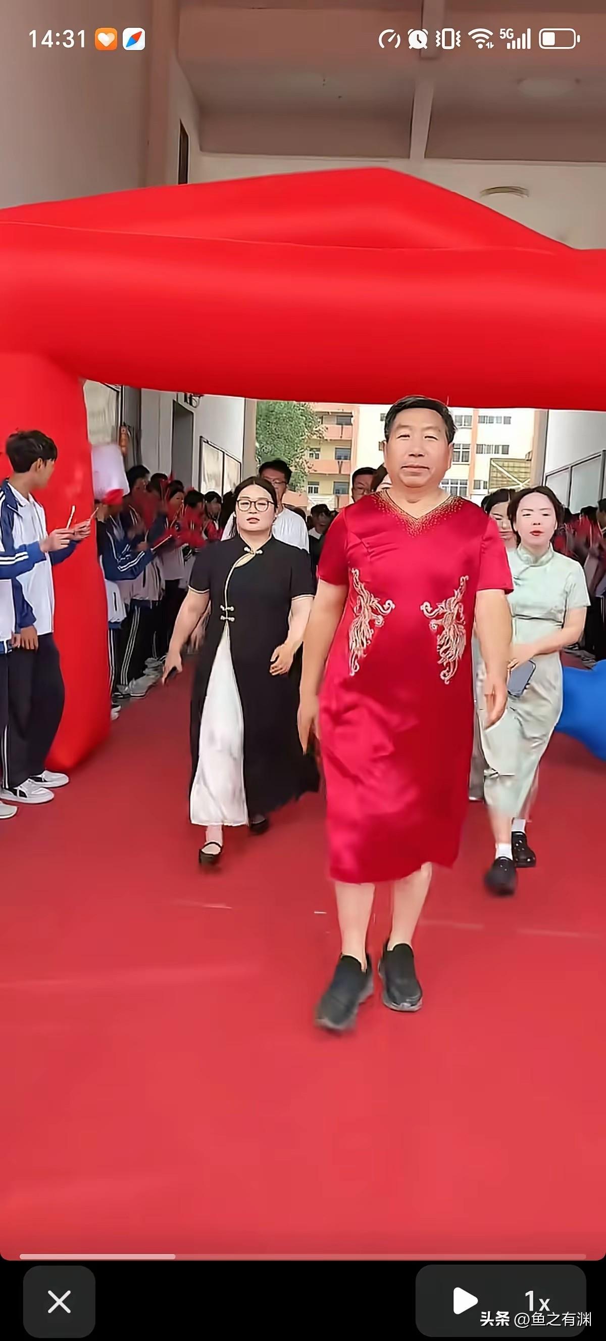 各种男家长穿旗袍助力高考已经被全网诟病了！竟然还有男校长这么做的！河南延津无线电