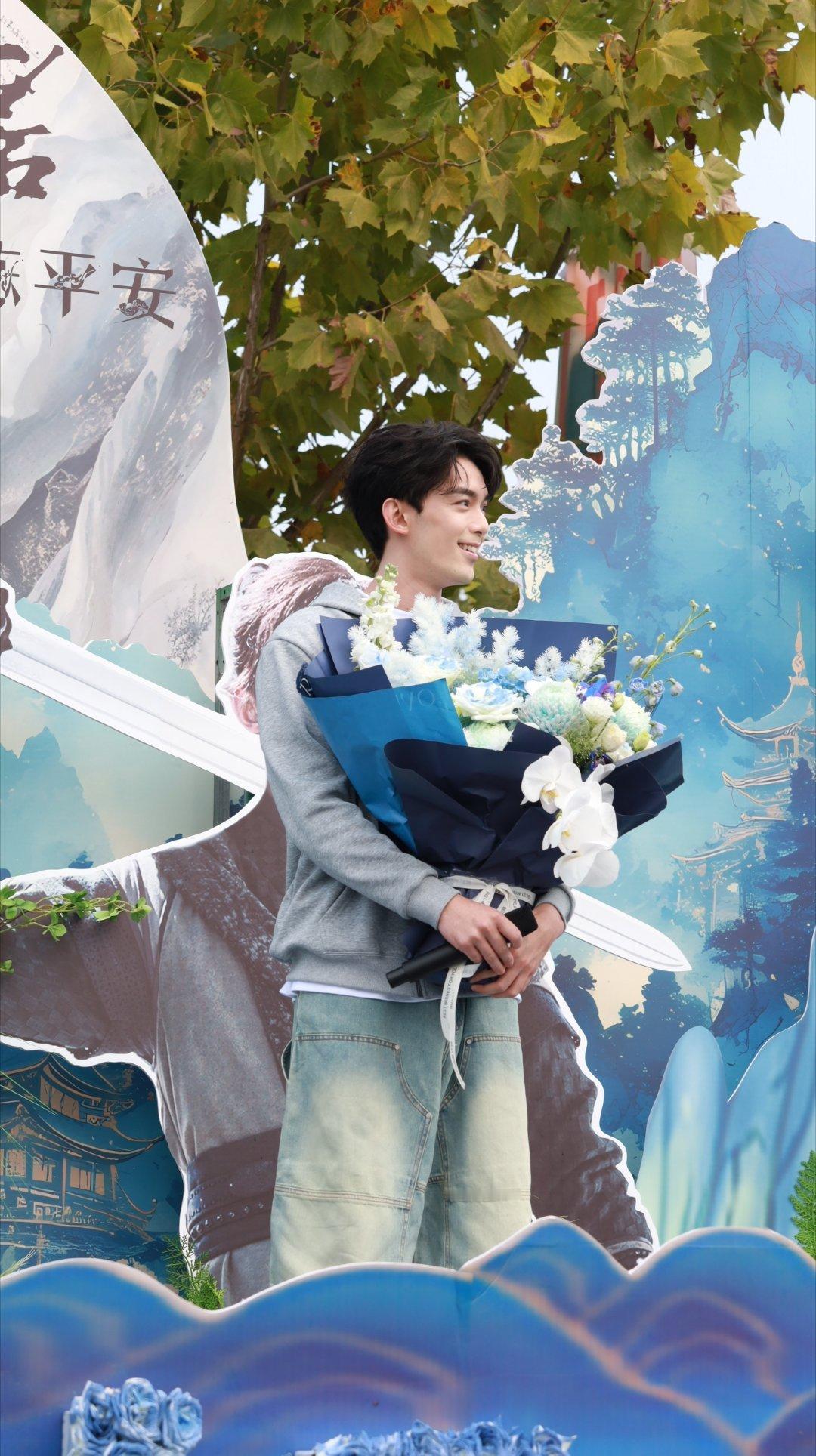 吴磊害羞到藏在花后面吴磊就是真诚的对待粉丝，从不敷衍粉丝 ​​​