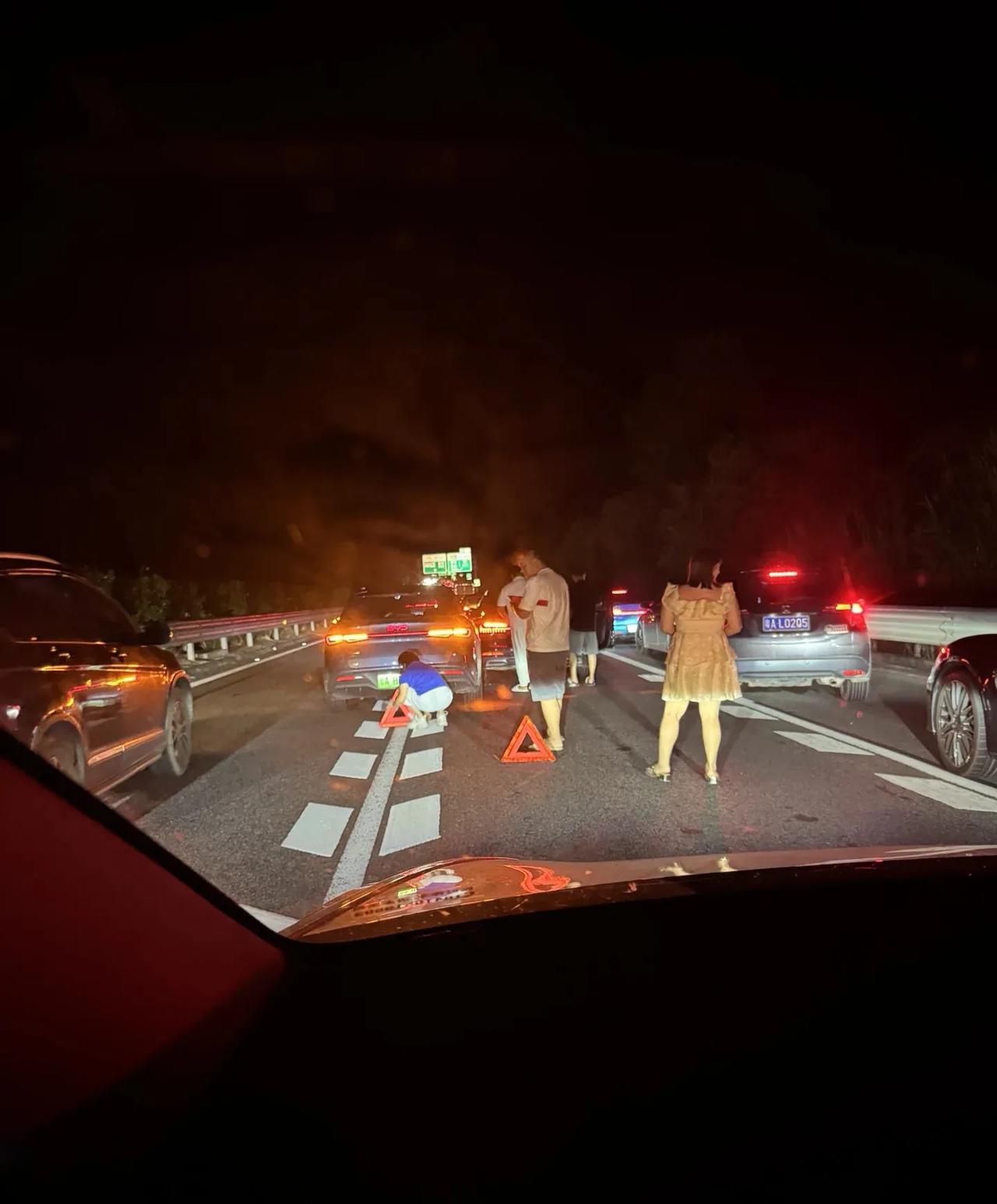 这种真的是害人害己
高速实线变道追尾前车，三角警示牌放在车后面10厘米，人还在车