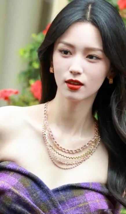 周也这妆容真高贵，看着就像千金归来，气质满分。