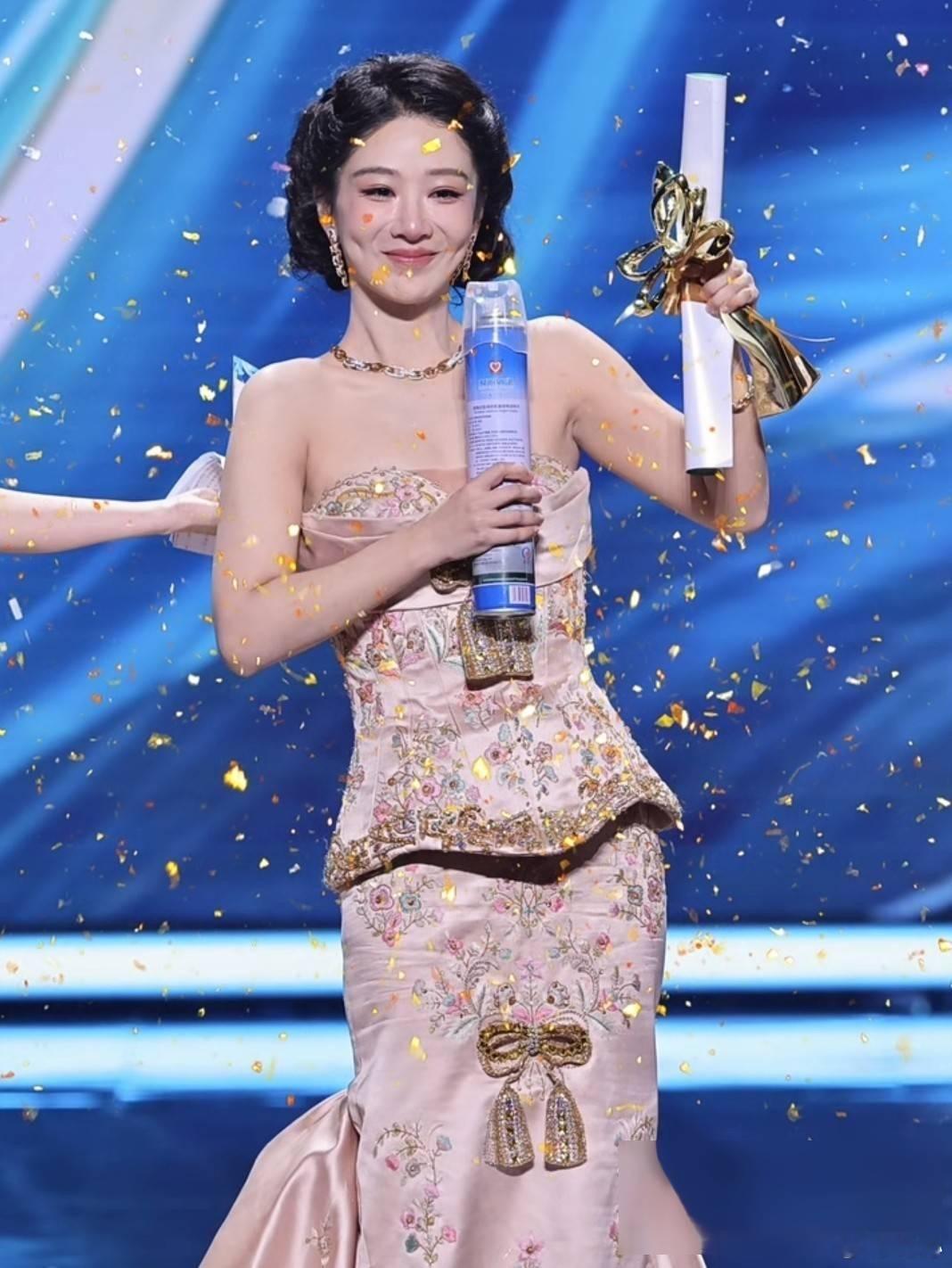 杨紫终于熬过漫长蛰伏杨紫这次拿下白玉兰视后真的太让人感慨。年少爆火却跌入低谷，常
