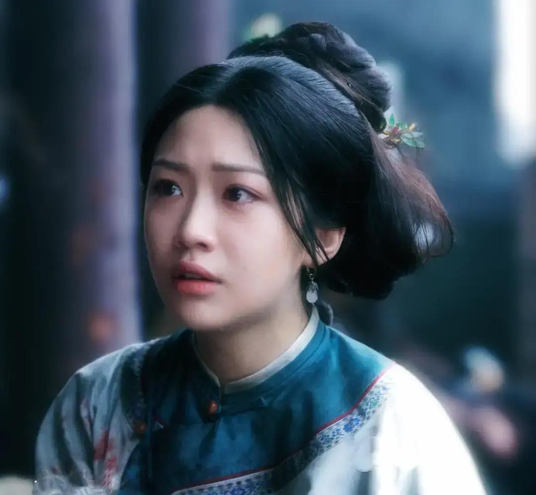 刚刷完这段，我直接破防。
 
战乱年代，徽娘白依梅把病父留在身后，转身追爱，弹幕