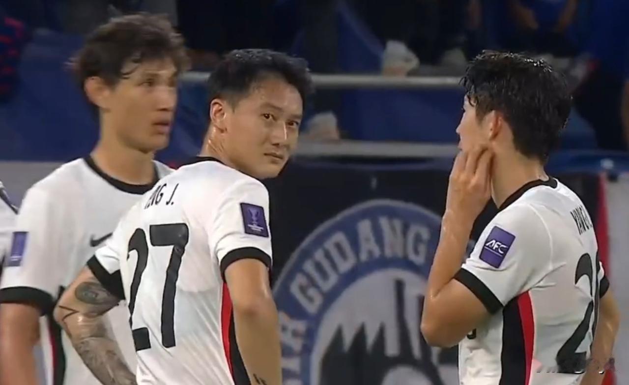 海港亚冠客场又没赢，
靠着门将陈威的神级发挥，
0-0逼平柔佛，
总算是拿到了本