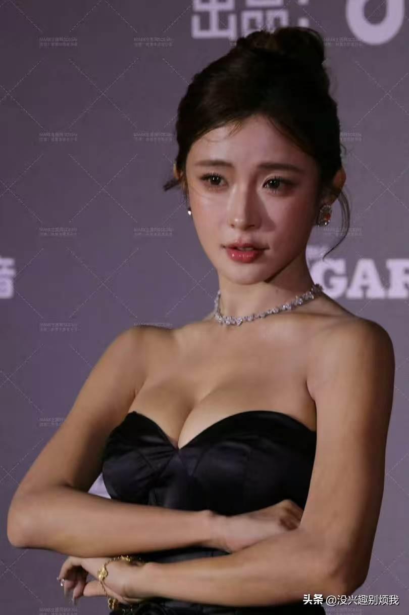 这黑裙也太贴合身材曲线了吧！